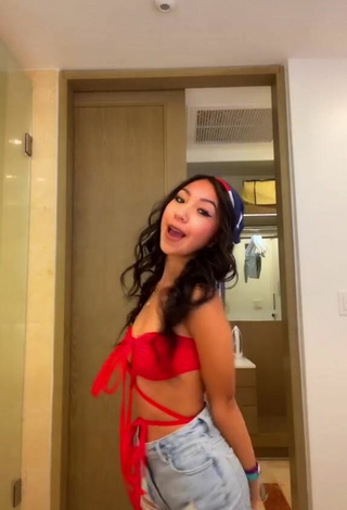 Hermosa Jazlyn G con Bikini Rojo