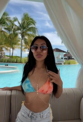 Caliente Jazlyn G con Sujetador de Bikini en la piscina