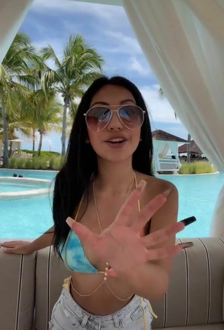 3. Caliente Jazlyn G Con Sujetador De Bikini En La Piscina