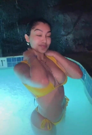 Caliente Jackie Ybarra con Bikini Amarillo en la piscina