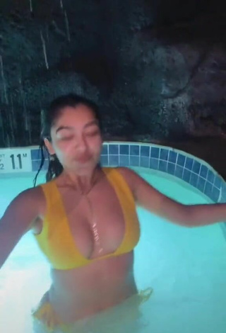 3. Caliente Jackie Ybarra Con Bikini Amarillo En La Piscina