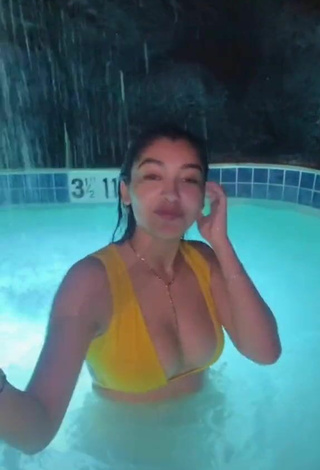 4. Caliente Jackie Ybarra Con Bikini Amarillo En La Piscina