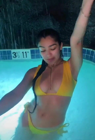 2. Sexy Jackie Ybarra Con Bikini Amarillo En La Piscina