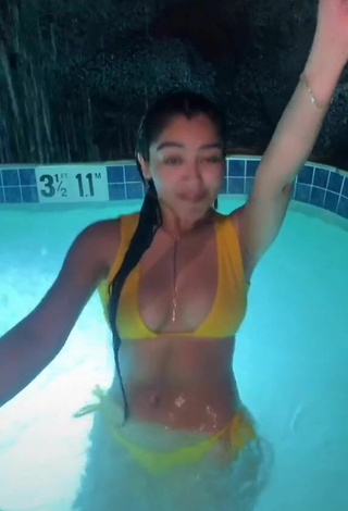 3. Sexy Jackie Ybarra Con Bikini Amarillo En La Piscina