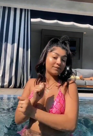 4. Más Caliente Jackie Ybarra Con Bikini Serpiente En La Piscina