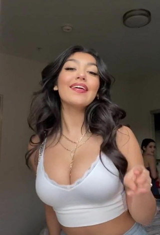 Increíble Jackie Ybarra enseña escote con Top Corto Blanco