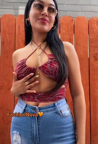 Sensual Jackie Ybarra con Fascinantes Top Corto