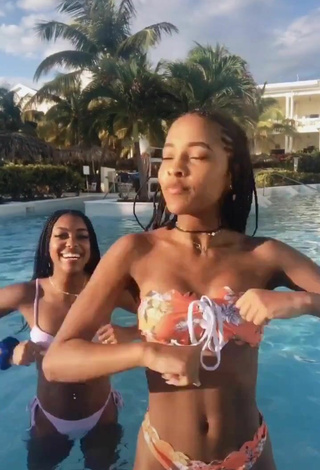 3. Guapísima Jada Wesley Con Atractivos Bikini En La Piscina