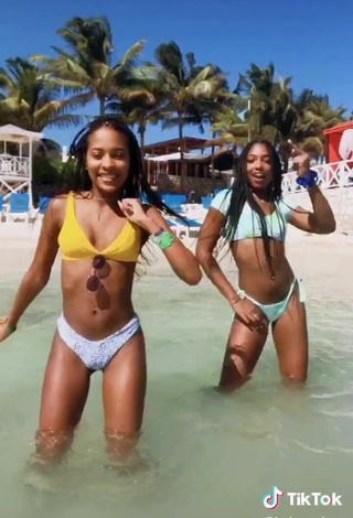 3. Sexy Jada Wesley Enseña El Culo En La Playa