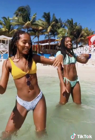 5. Sexy Jada Wesley Enseña El Culo En La Playa