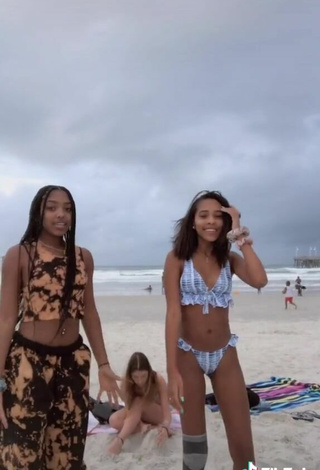 3. Más Caliente Jada Wesley Con Bikini En La Playa