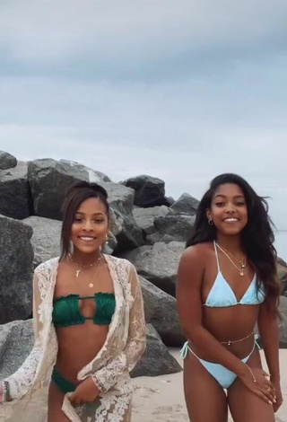 Caliente Jada Wesley con Bikini Azul Verde en la playa