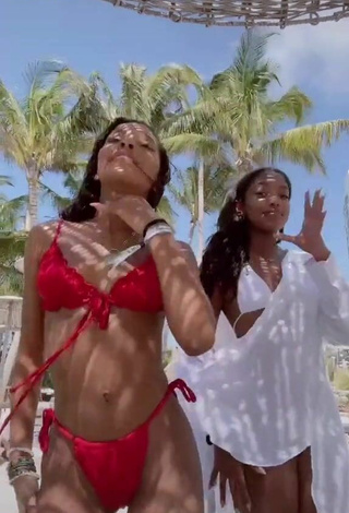 Atractiva Jada Wesley con Seductores Bikini Blanco Rojo en la playa