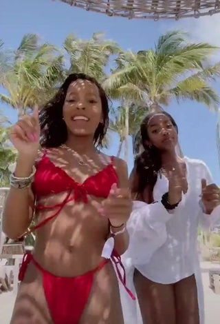 5. Atractiva Jada Wesley Con Seductores Bikini Blanco Rojo En La Playa