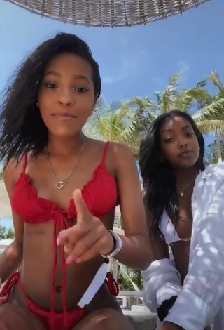 Hermosa Jada Wesley con Bikini Blanco Rojo en la playa