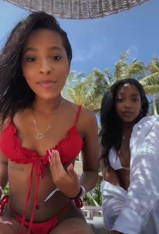 2. Hermosa Jada Wesley Con Bikini Blanco Rojo En La Playa