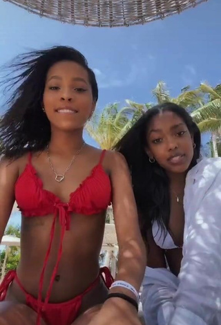 3. Hermosa Jada Wesley Con Bikini Blanco Rojo En La Playa