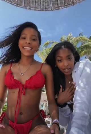 4. Hermosa Jada Wesley Con Bikini Blanco Rojo En La Playa