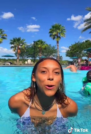 5. Sexy Jasmine Gonzalez Con Bikini En La Piscina