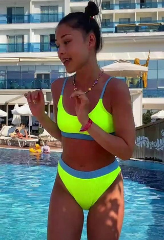 2. Sexy Maria Jeleniewska Con Bikini Verde Lima En La Piscina