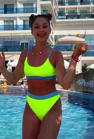 5. Sexy Maria Jeleniewska Con Bikini Verde Lima En La Piscina