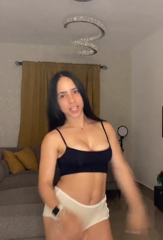 Atractiva Jessica Ferreiras con Provocativos Top Corto Negro