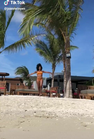 Sexy Joanne Lopes con Bikini Naranja en la playa