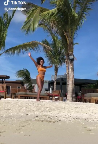 2. Sexy Joanne Lopes Con Bikini Naranja En La Playa