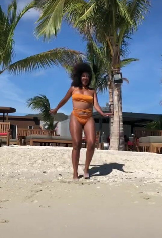 3. Sexy Joanne Lopes Con Bikini Naranja En La Playa