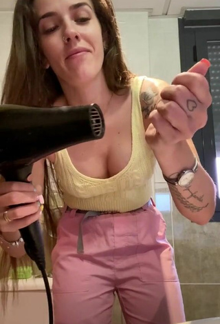 Más caliente Julia Menú García enseña escote con Top Corto