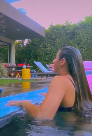 Sexy Isabella Diakomanolis Enseña el culo en la piscina