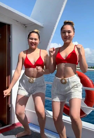 Atractiva Tomiris & Nargiz Kanatova con Seductores Sujetador de Bikini en un barco