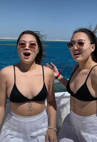 4. Bonita Tomiris & Nargiz Kanatova Con Sujetador De Bikini En Un Barco