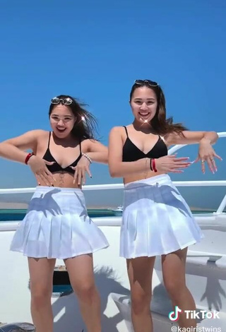 5. Caliente Tomiris & Nargiz Kanatova Con Sujetador De Bikini En Un Barco