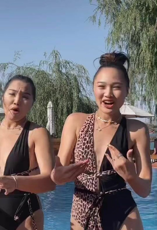 3. Sexy Tomiris & Nargiz Kanatova Con Traje De Baño Leopardo En La Piscina