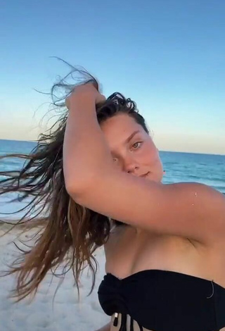 Sexy Katy Hedges con Bikini Negro en la playa