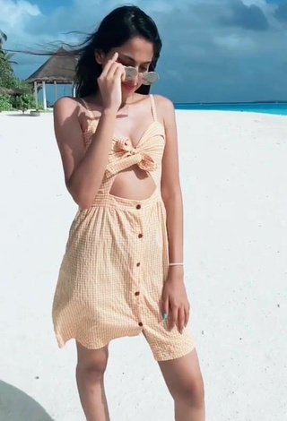 Hermosa Khushi Hegde con Mono de Cuadros en la playa