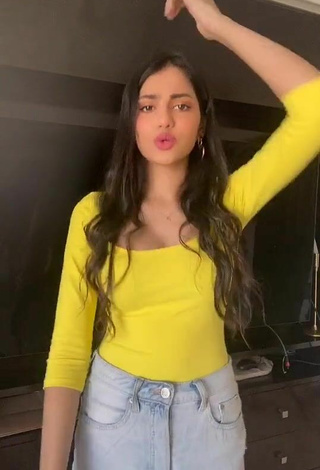 Caliente Khushi Hegde con Top Amarillo