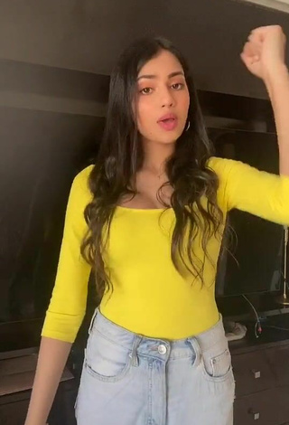 4. Caliente Khushi Hegde Con Top Amarillo