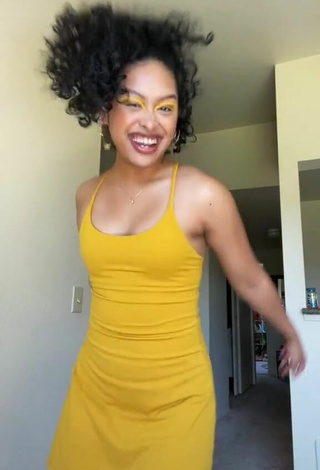 Sexy Kalia con Vestido Amarillo