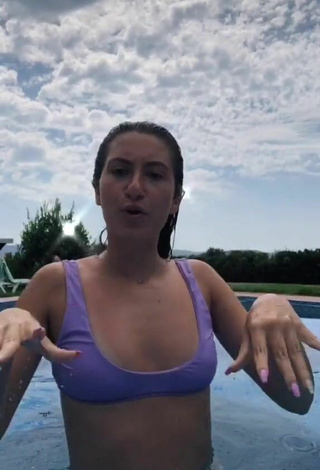 4. Atractiva Laura Rodero Con Seductores Bikini Morado En La Piscina