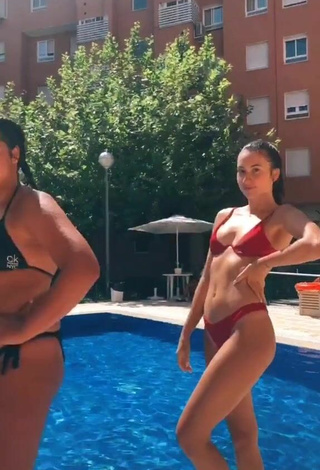 Linda Laura Rodero con Encantadores Bikini en la piscina