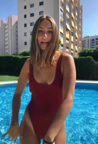 Guapísima Laura Rodero con Atractivos Traje de Baño Rojo en la piscina