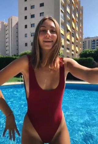 2. Guapísima Laura Rodero Con Atractivos Traje De Baño Rojo En La Piscina