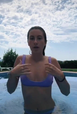 3. Bonita Laura Rodero Con Bikini Morado En La Piscina