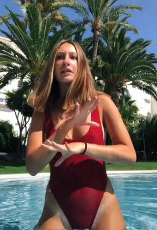 4. Más Caliente Laura Rodero Con Traje De Baño Rojo En La Piscina