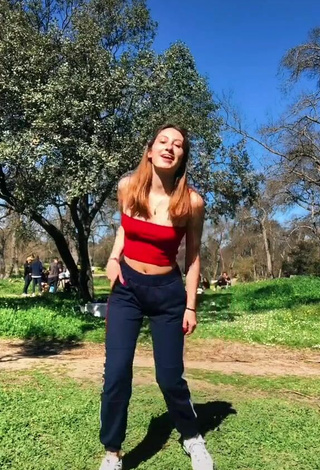 Increíble Laura Rodero con Top Corto Rojo