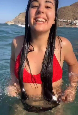 Caliente Laura López con Sujetador de Bikini en el mar