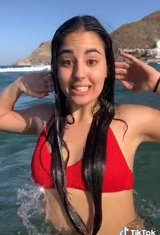 3. Caliente Laura López Con Sujetador De Bikini En El Mar