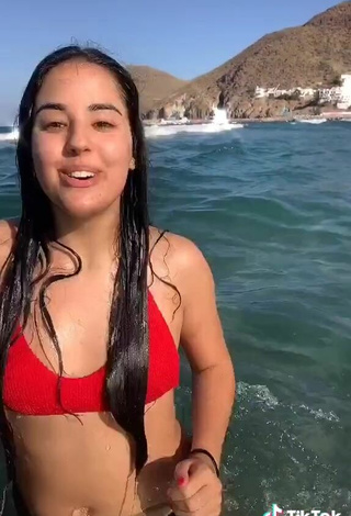 4. Caliente Laura López Con Sujetador De Bikini En El Mar